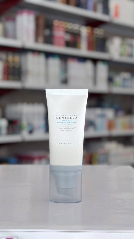 کرم ضدآفتاب بدون رنگ سنتلا (Skin 1004) SPF 50+ PA++++ | مات، آبرسان و ضد التهاب