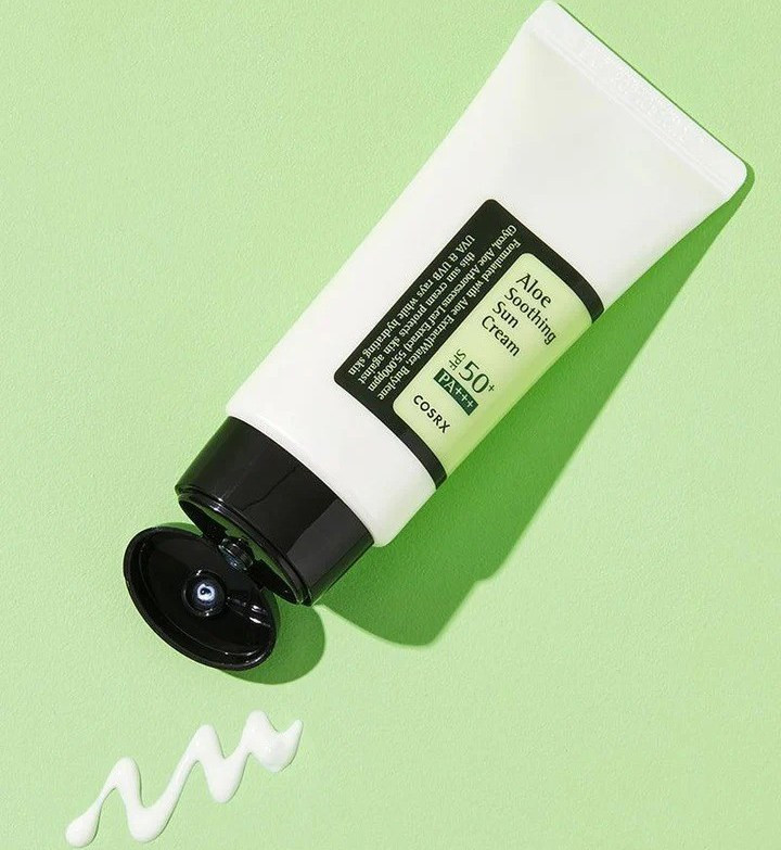ضد آفتاب آلوئه ورا SPF50 حجم ۵۰ میلی لیتر کوزارکس آبرسان و تسکین دهنده