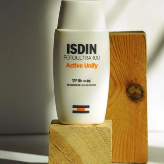 ضدآفتاب بی رنگ اکتیو یونیفای SPF50 برند ایزدین حجم ۵۰ میلی لیتر
