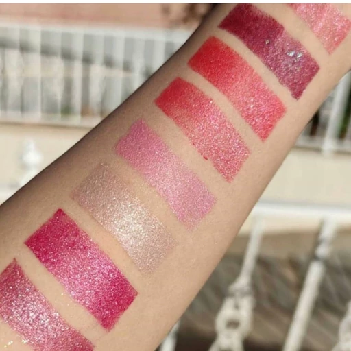 رژلب جامد شاین دار برند Mocoallure